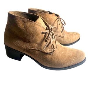 White Mountain tan suede chukka boots women’s size 10, stacked low heel